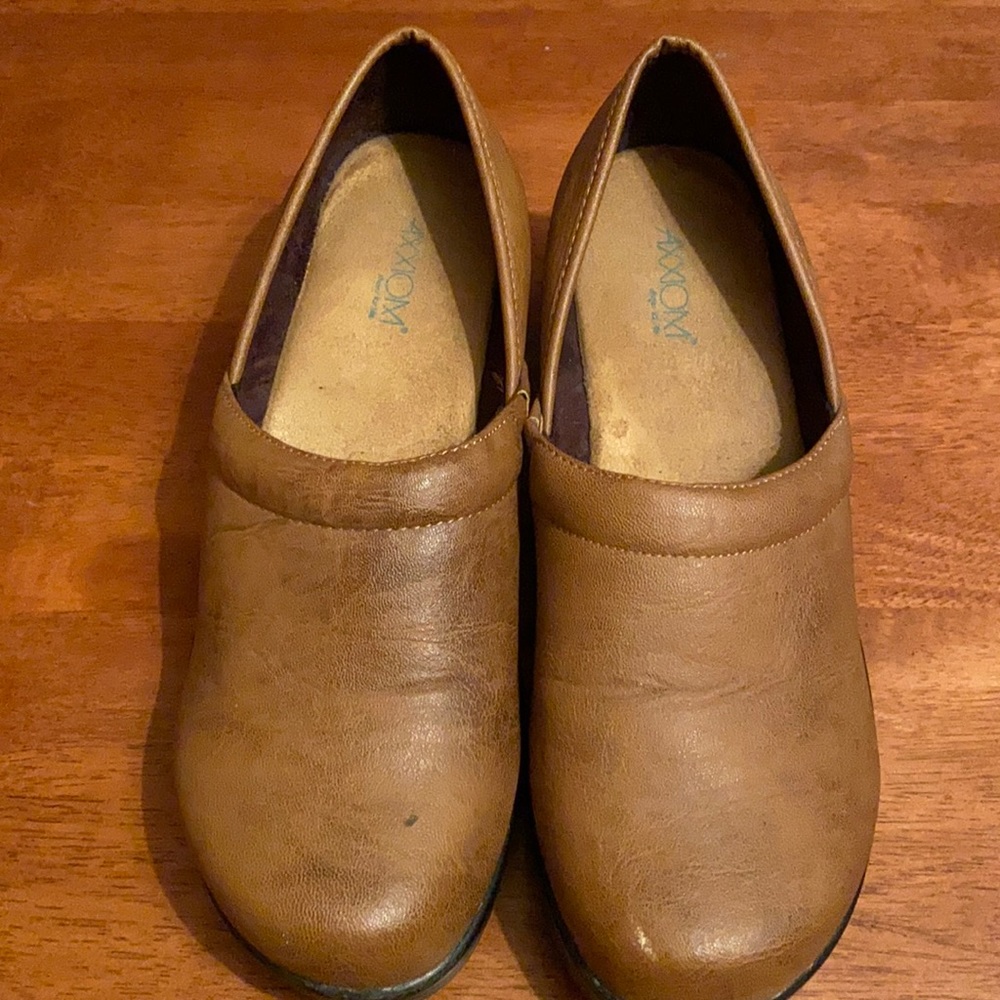 Women’s AXXIOM brown clogs sz 9.5
